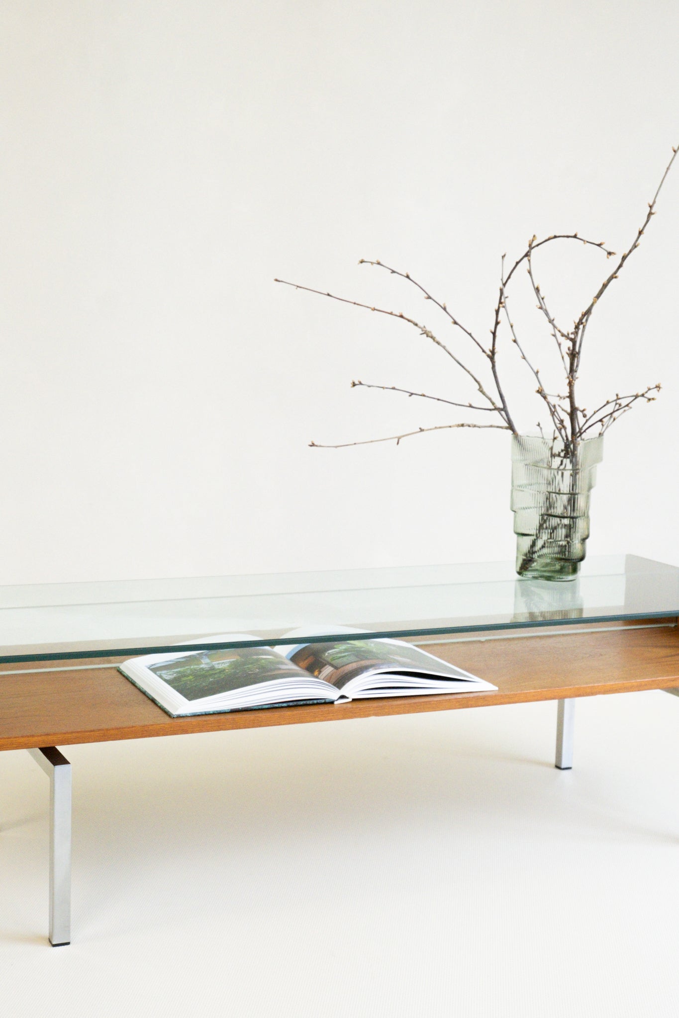 Midcentury salontafel in moderne stijl van teakfineer met glasplaat