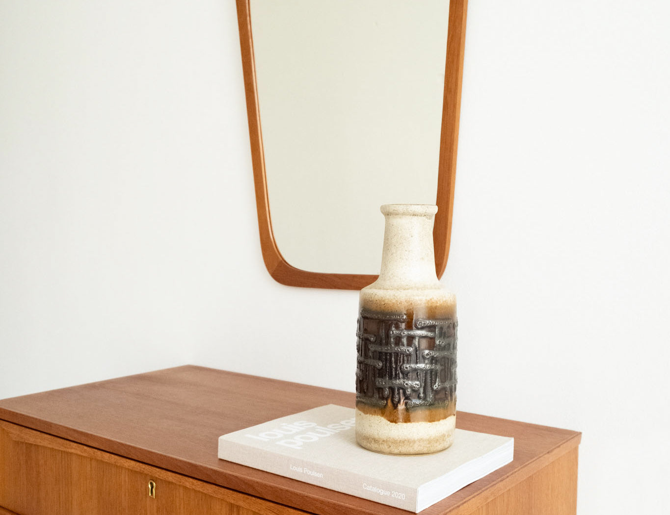 Kobberbeskyttet spiegel en vintage deens kastje