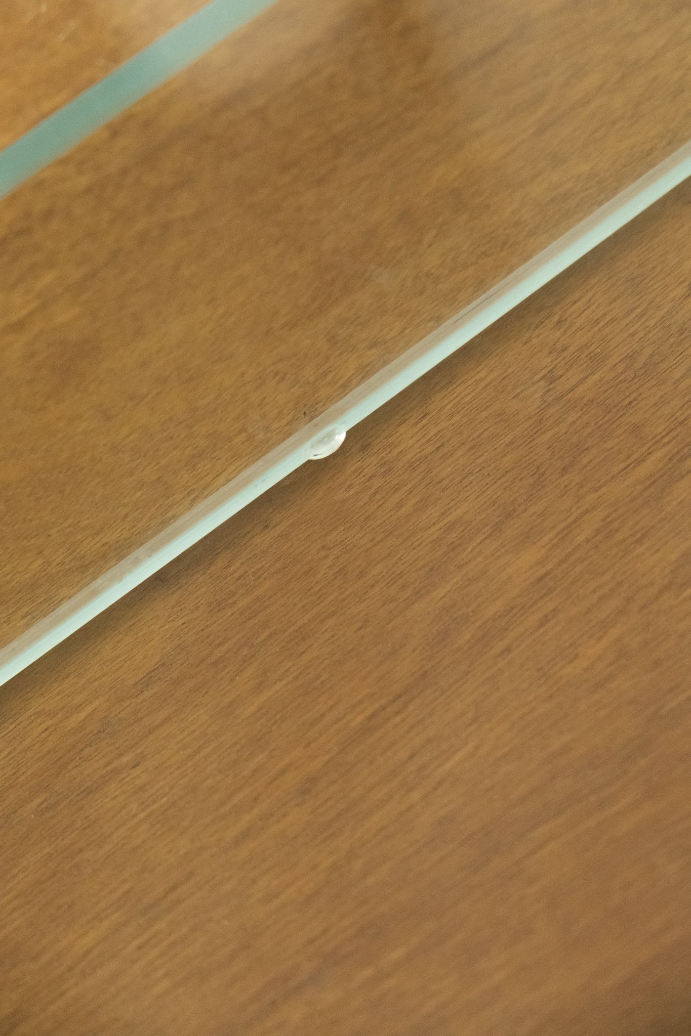 Midcentury salontafel in moderne stijl van teakfineer met glasplaat