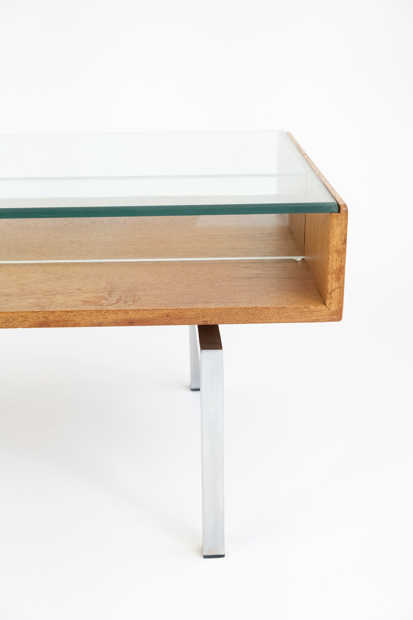 Midcentury salontafel in moderne stijl van teakfineer met glasplaat