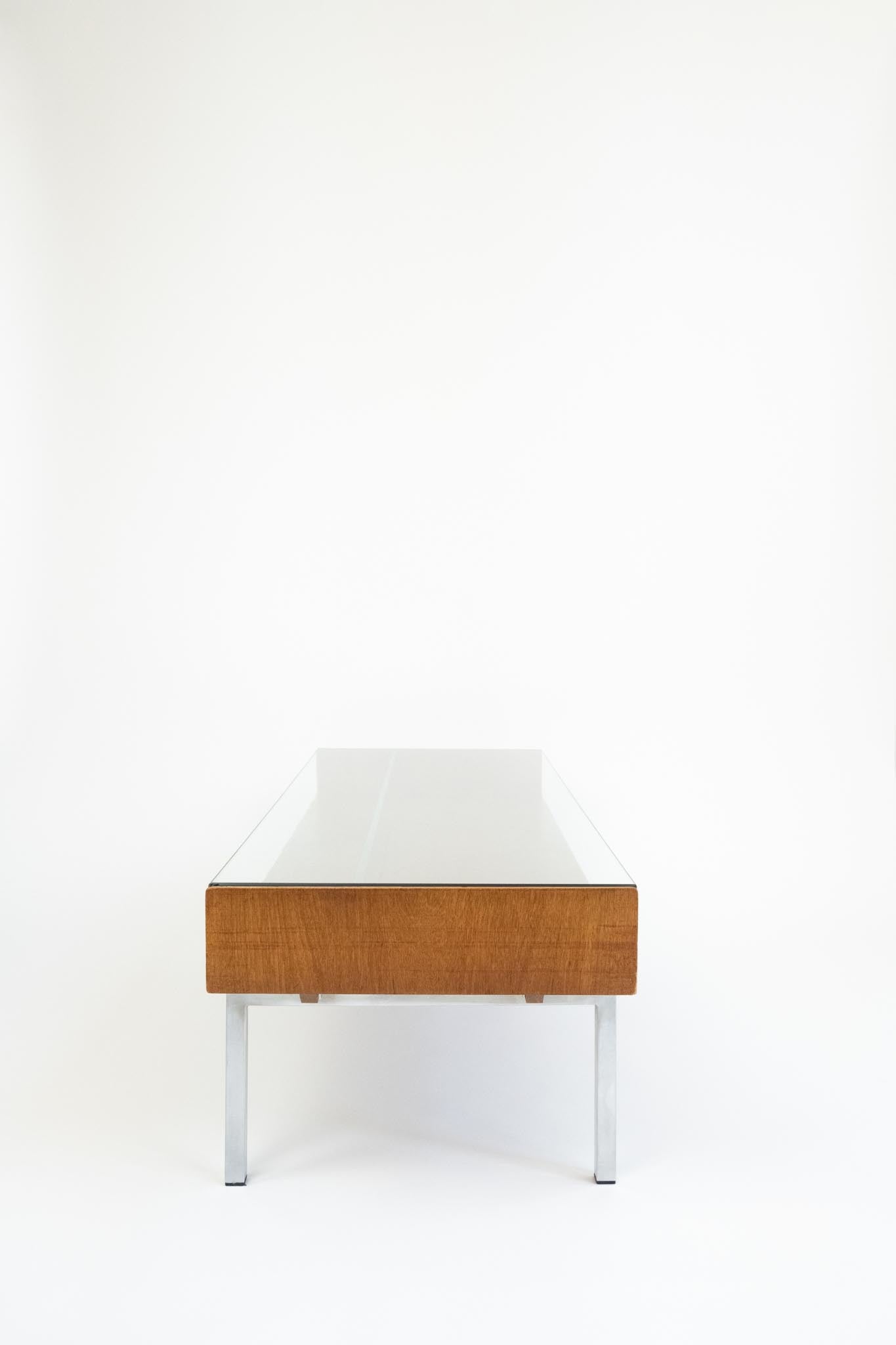 Midcentury salontafel in moderne stijl van teakfineer met glasplaat