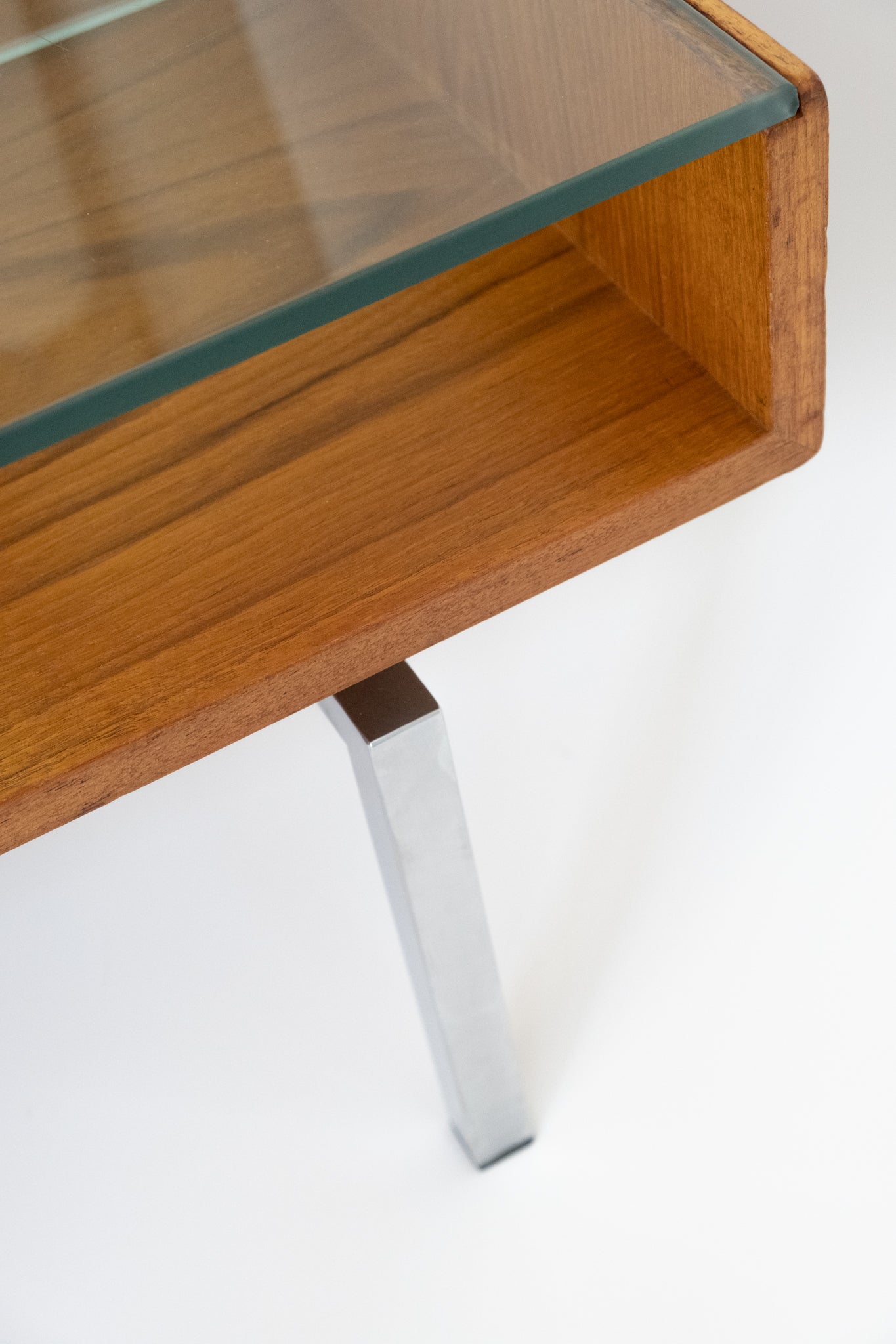 Midcentury salontafel in moderne stijl van teakfineer met glasplaat