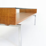 Midcentury salontafel in moderne stijl van teakfineer met glasplaat