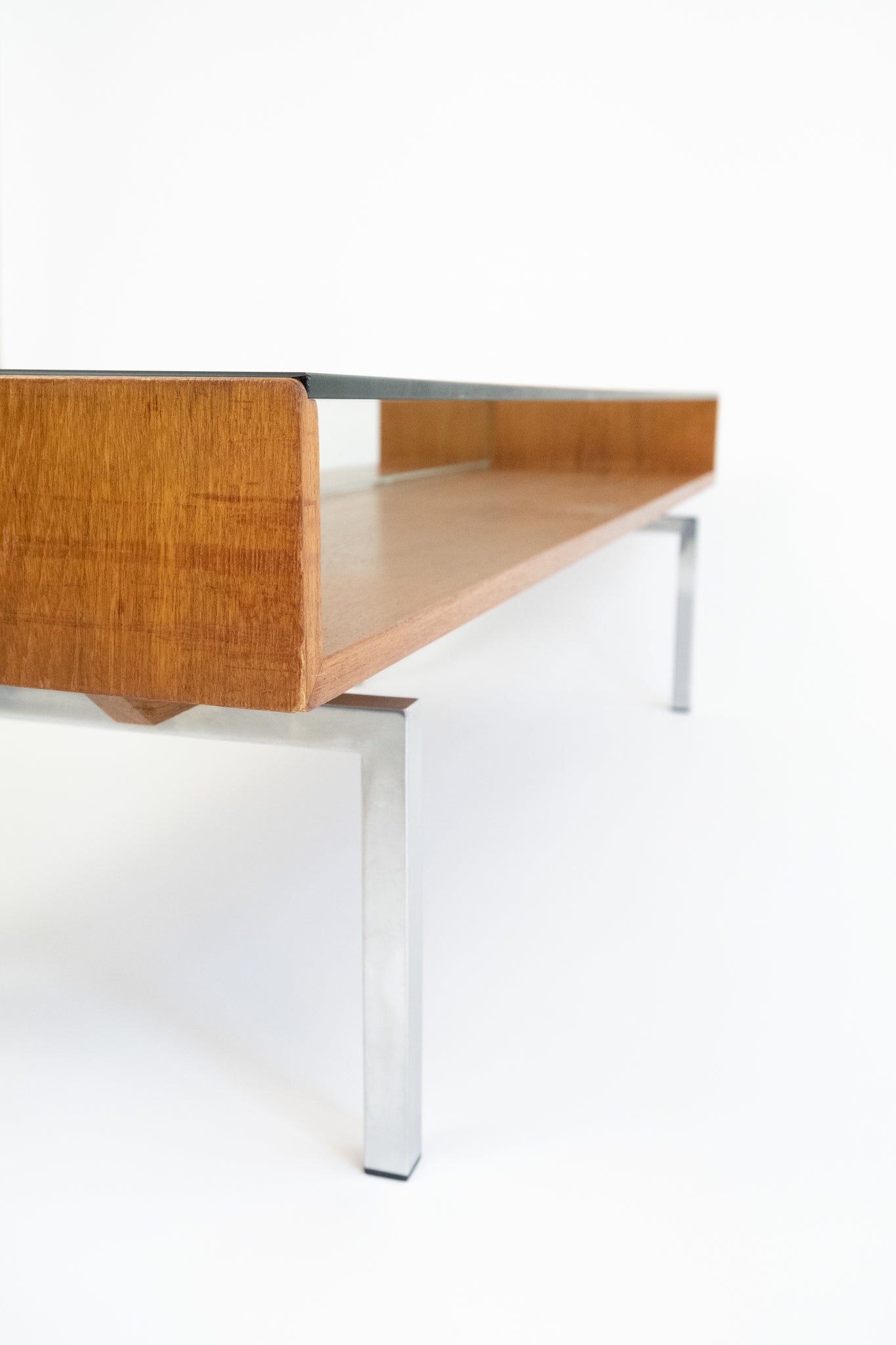 Midcentury salontafel in moderne stijl van teakfineer met glasplaat