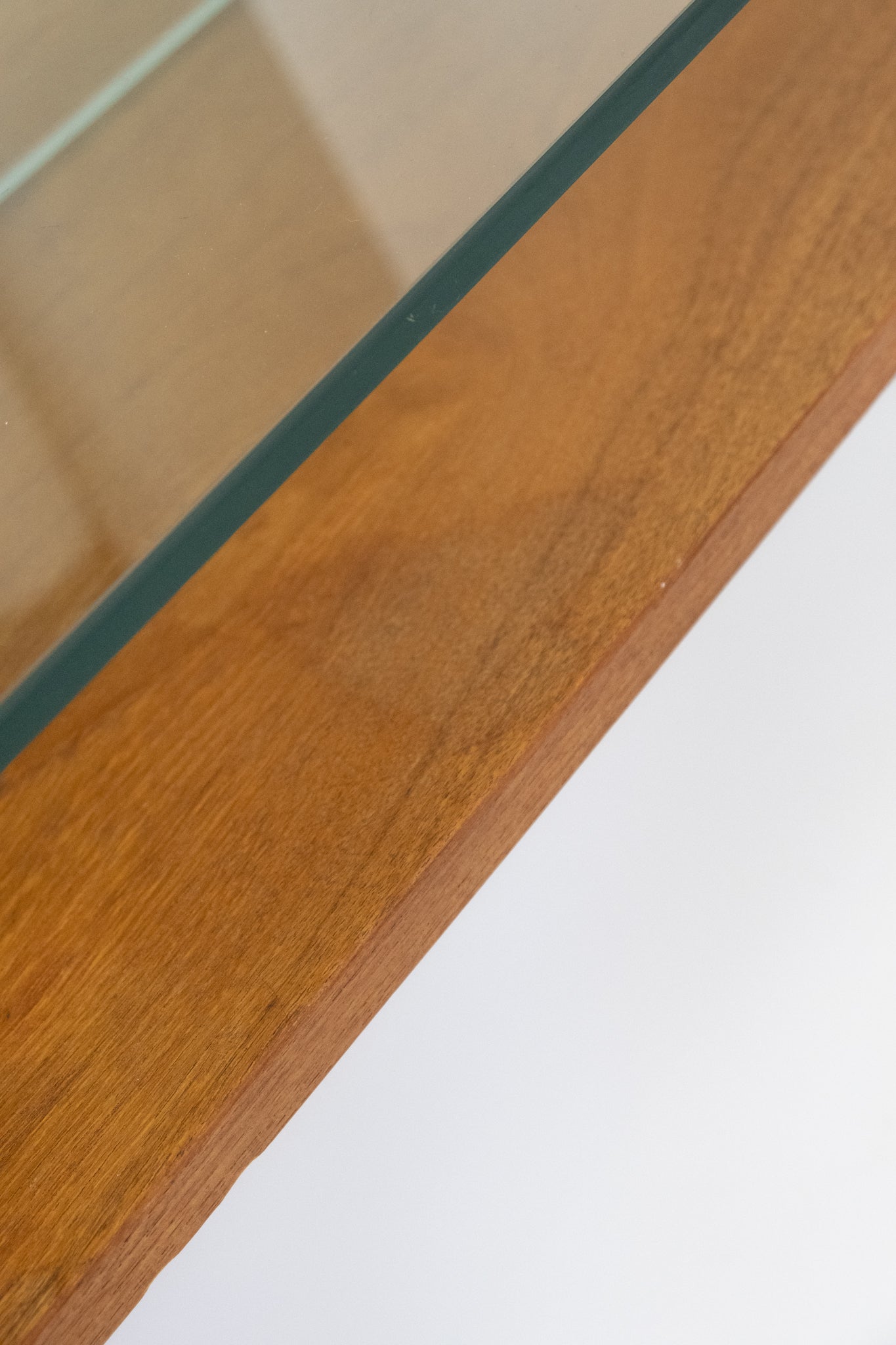 Midcentury salontafel in moderne stijl van teakfineer met glasplaat