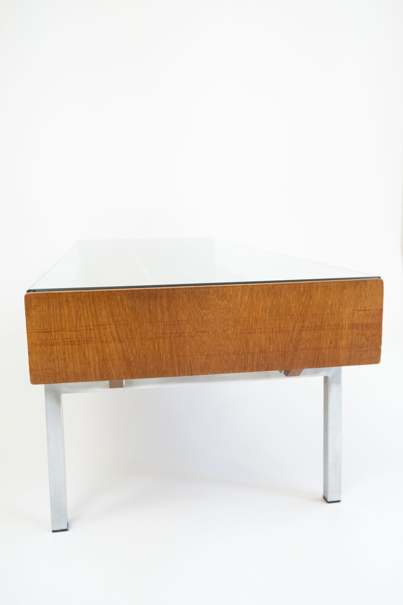 Midcentury salontafel in moderne stijl van teakfineer met glasplaat