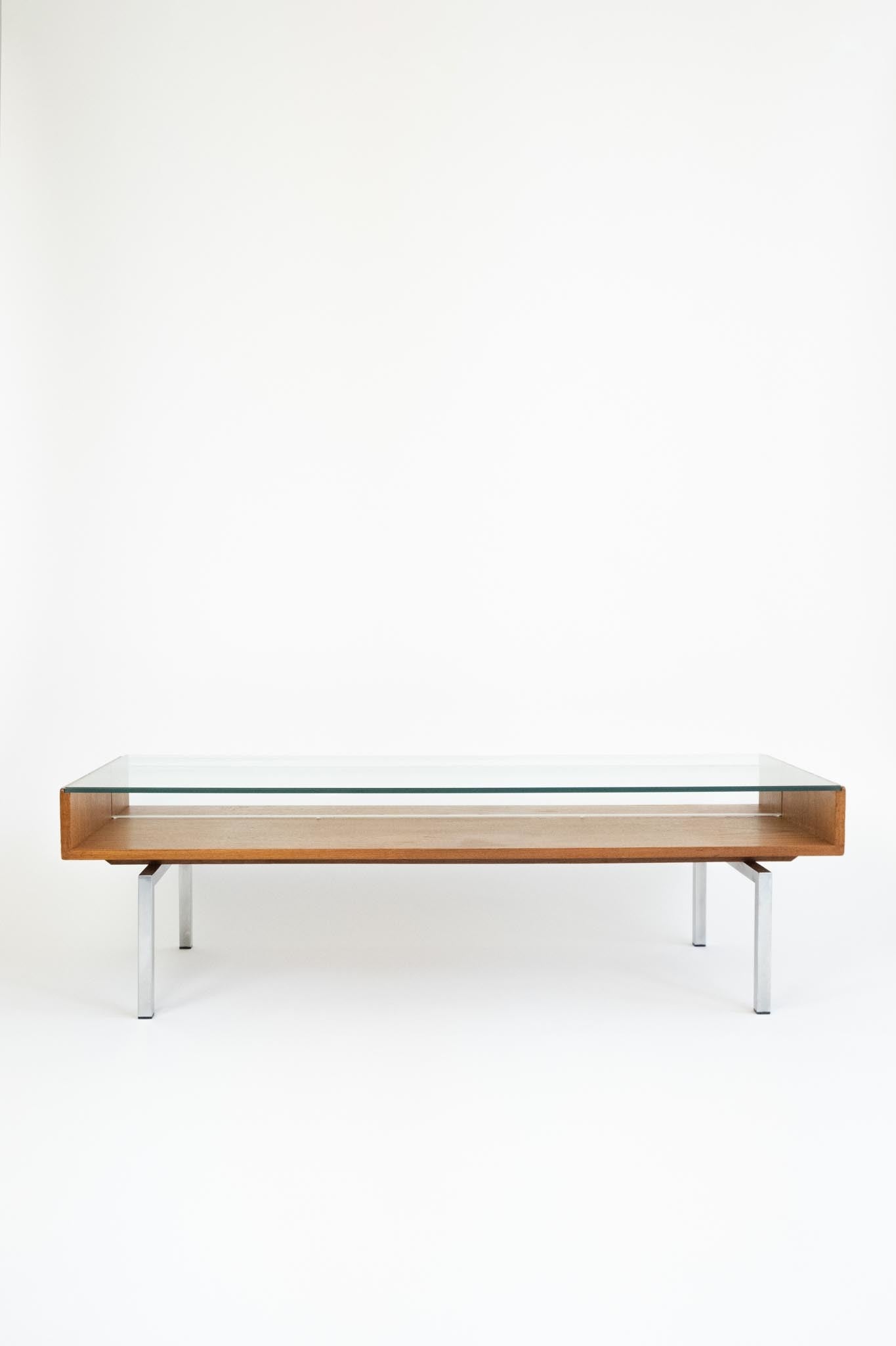 Midcentury salontafel in moderne stijl van teakfineer met glasplaat