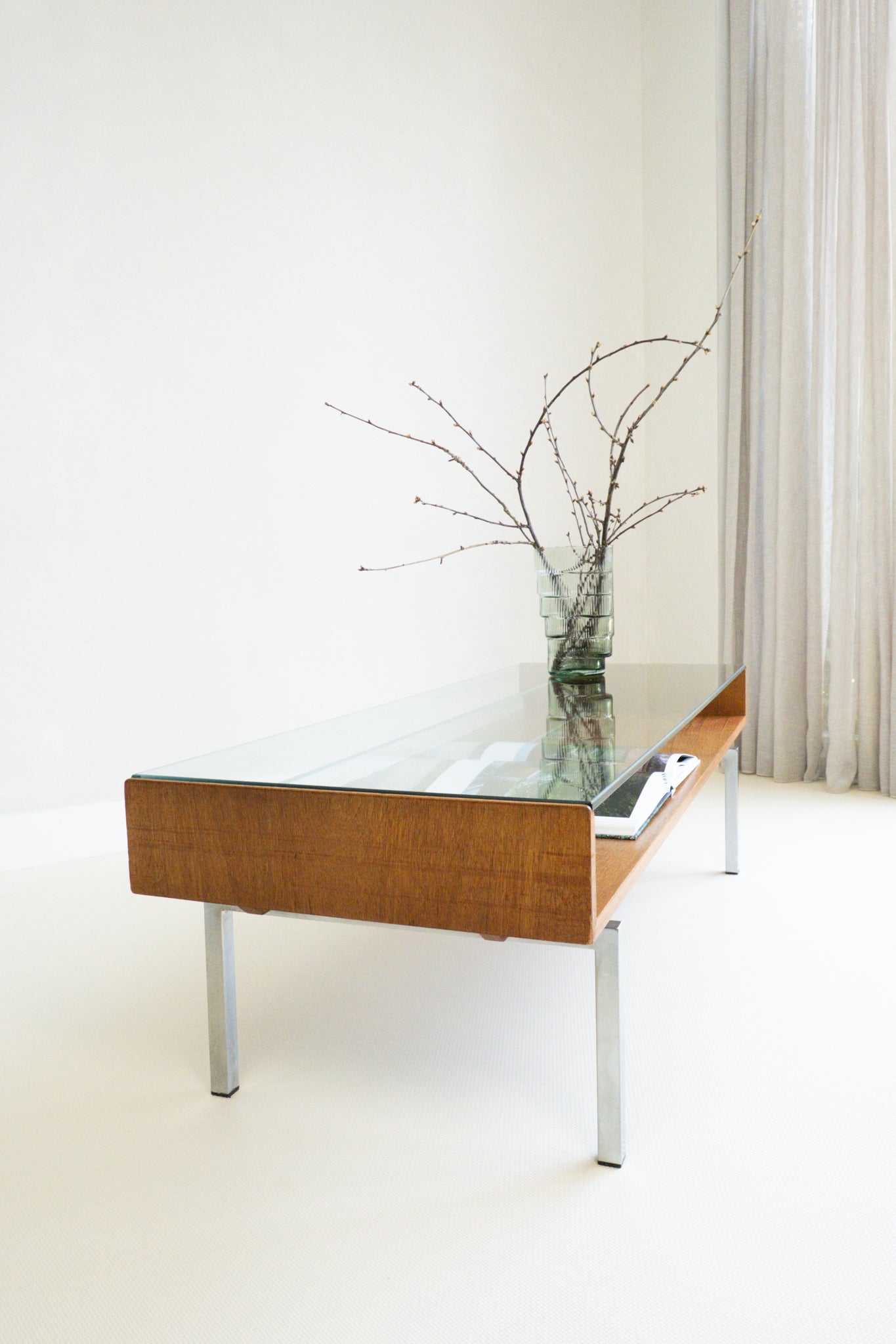 Midcentury salontafel in moderne stijl van teakfineer met glasplaat