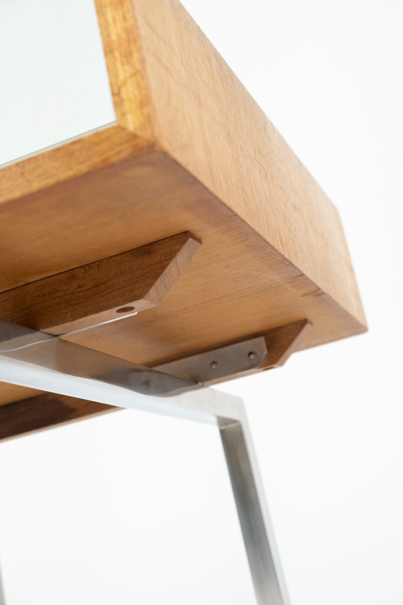 Midcentury salontafel in moderne stijl van teakfineer met glasplaat