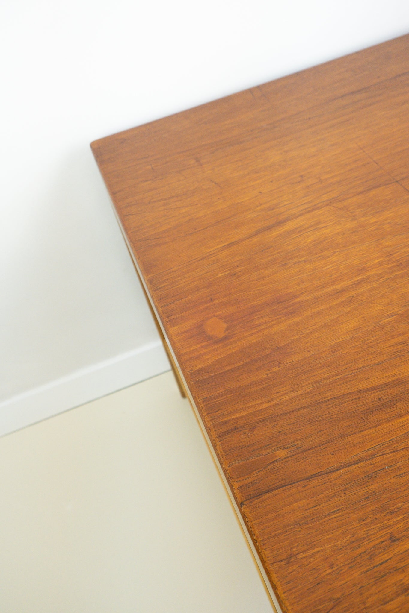 Groot organisch teak bureau Hartmut Lohmeyer voor Wilkhahn