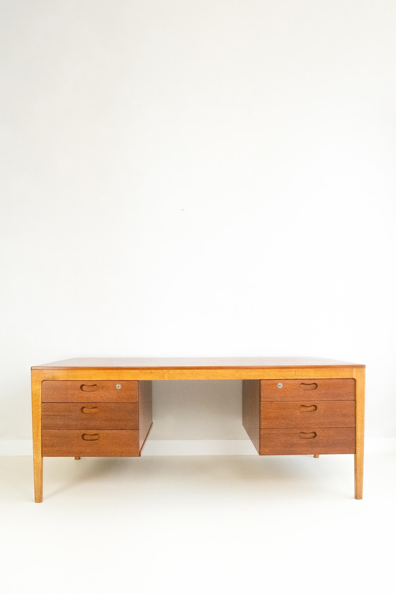 Groot organisch teak bureau Hartmut Lohmeyer voor Wilkhahn