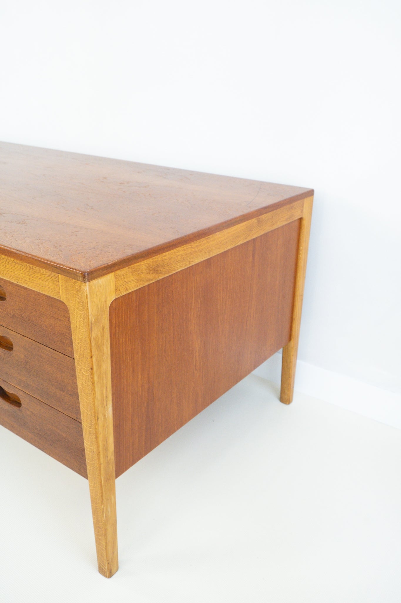 Groot organisch teak bureau Hartmut Lohmeyer voor Wilkhahn
