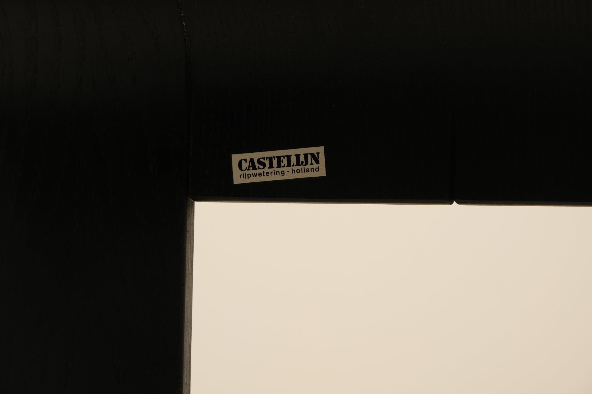 Logo van Castelijn aan onderkant stoel