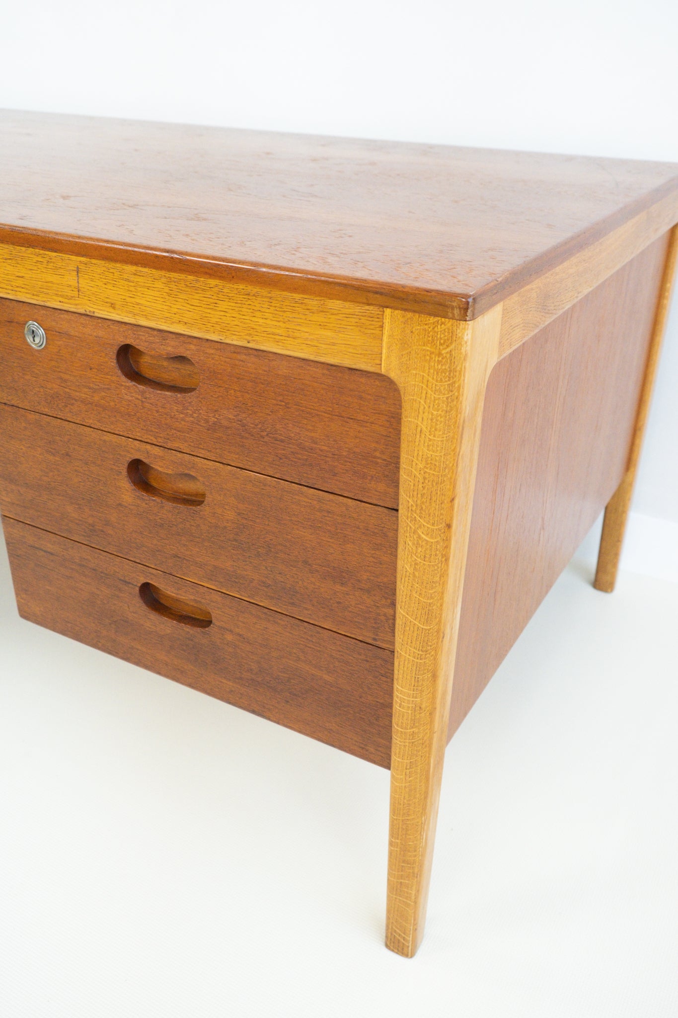 Groot organisch teak bureau Hartmut Lohmeyer voor Wilkhahn