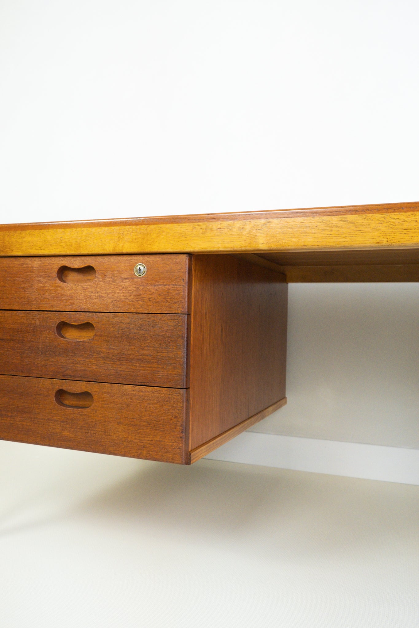Groot organisch teak bureau Hartmut Lohmeyer voor Wilkhahn