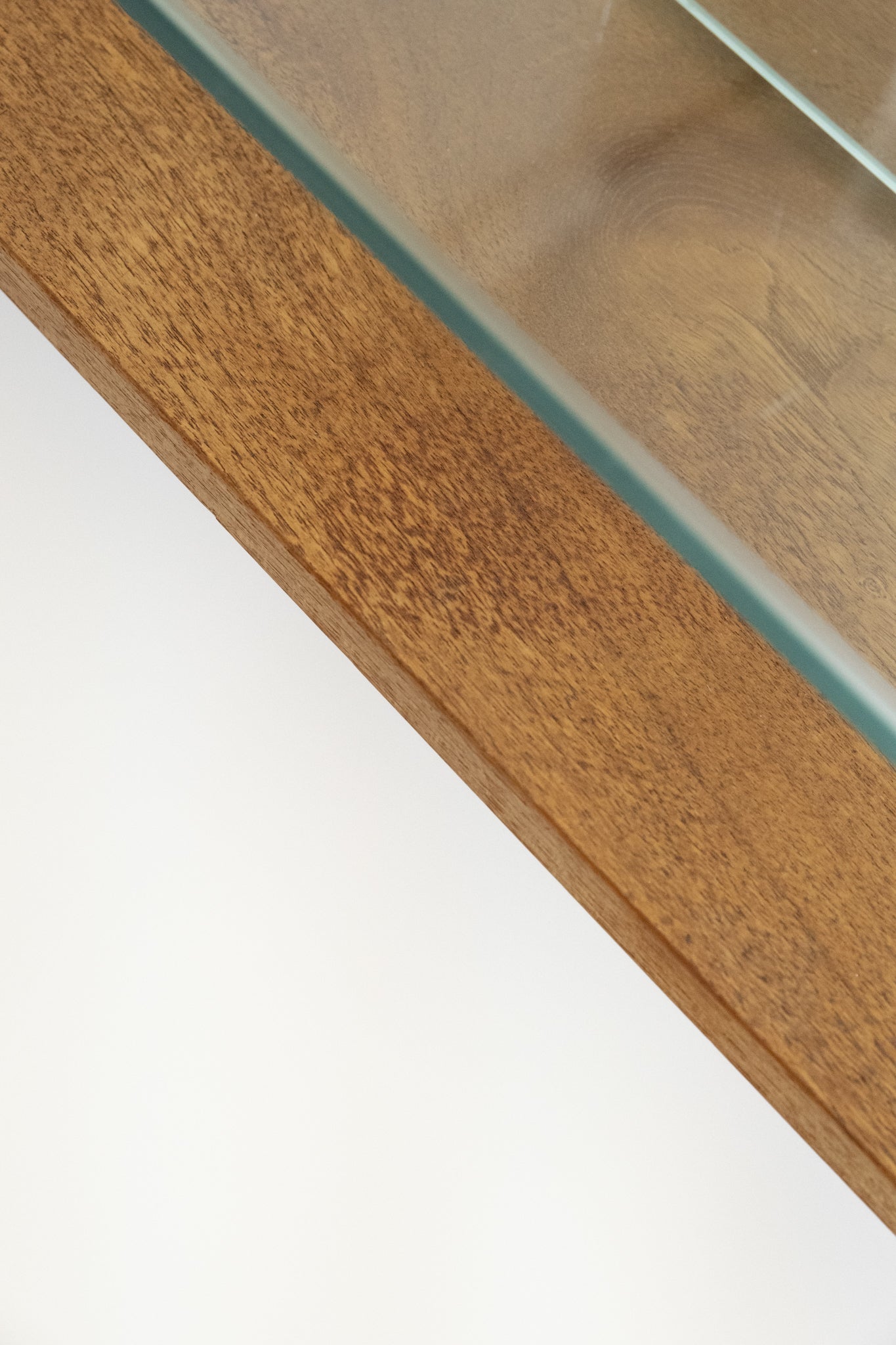 Midcentury salontafel in moderne stijl van teakfineer met glasplaat