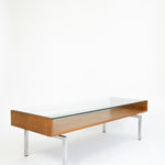 Midcentury salontafel in moderne stijl van teakfineer met glasplaat