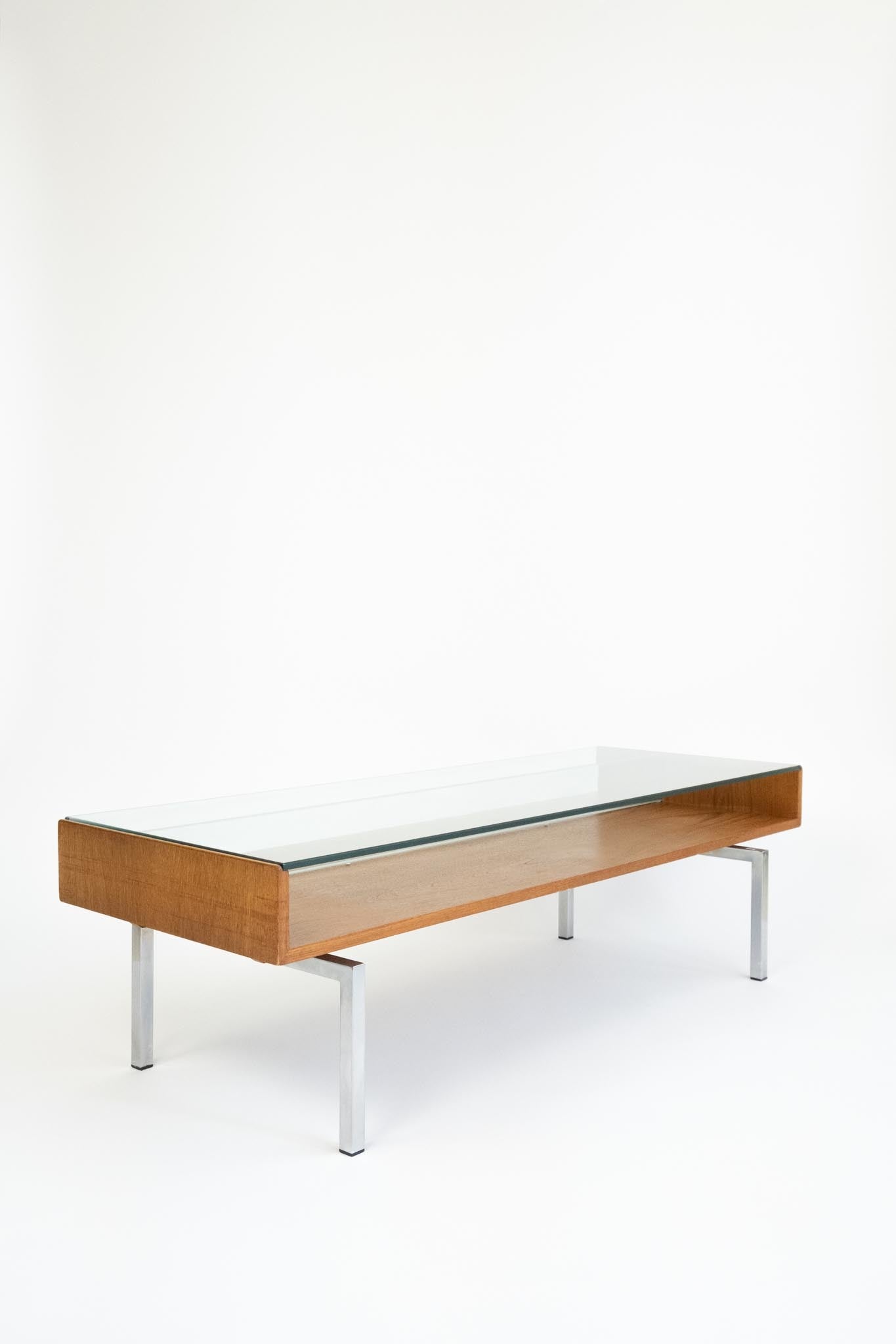 Midcentury salontafel in moderne stijl van teakfineer met glasplaat