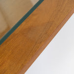 Midcentury salontafel in moderne stijl van teakfineer met glasplaat