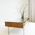 Midcentury salontafel in moderne stijl van teakfineer met glasplaat