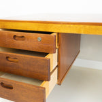 Groot organisch teak bureau Hartmut Lohmeyer voor Wilkhahn