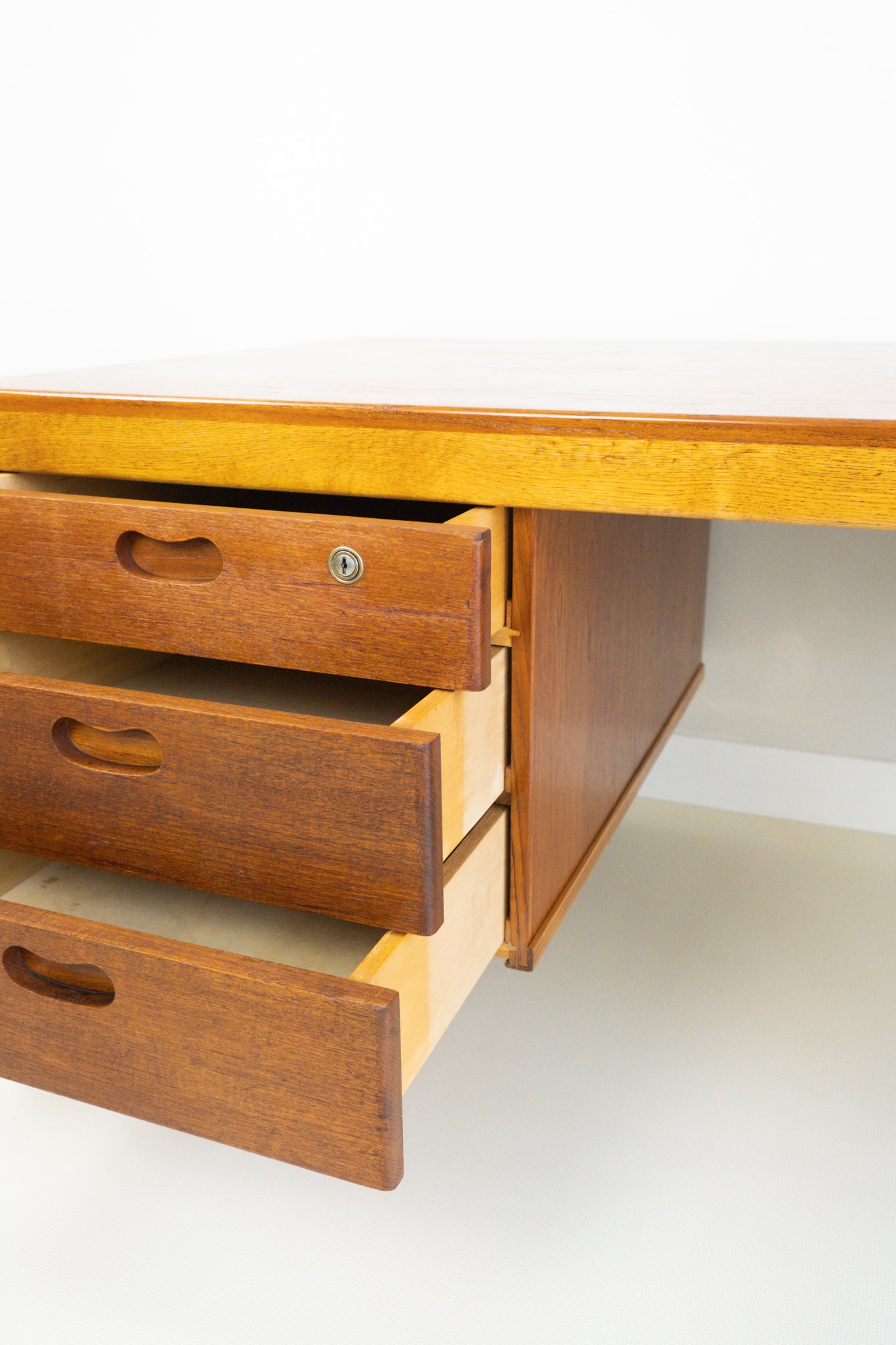 Groot organisch teak bureau Hartmut Lohmeyer voor Wilkhahn