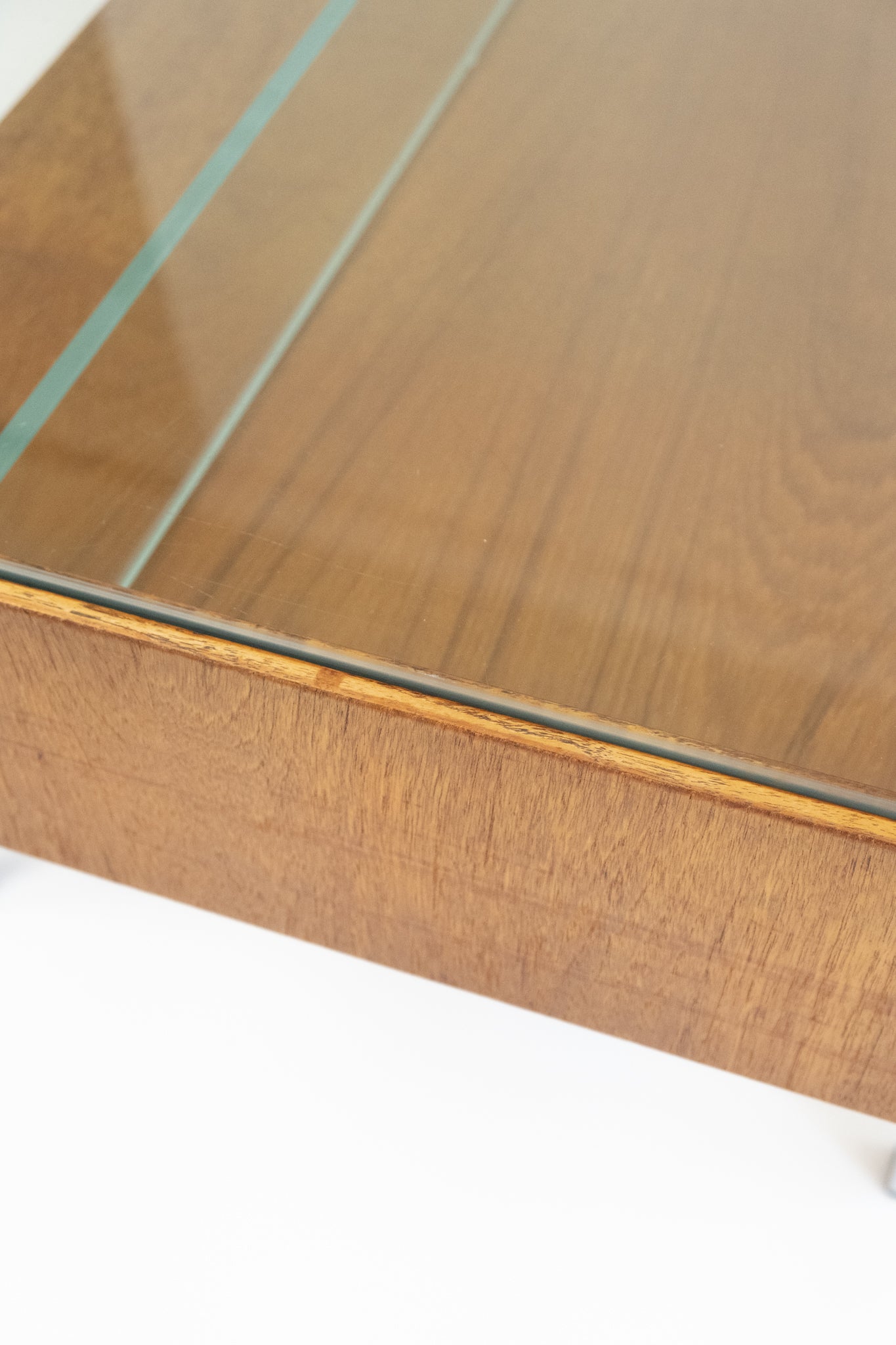 Midcentury salontafel in moderne stijl van teakfineer met glasplaat