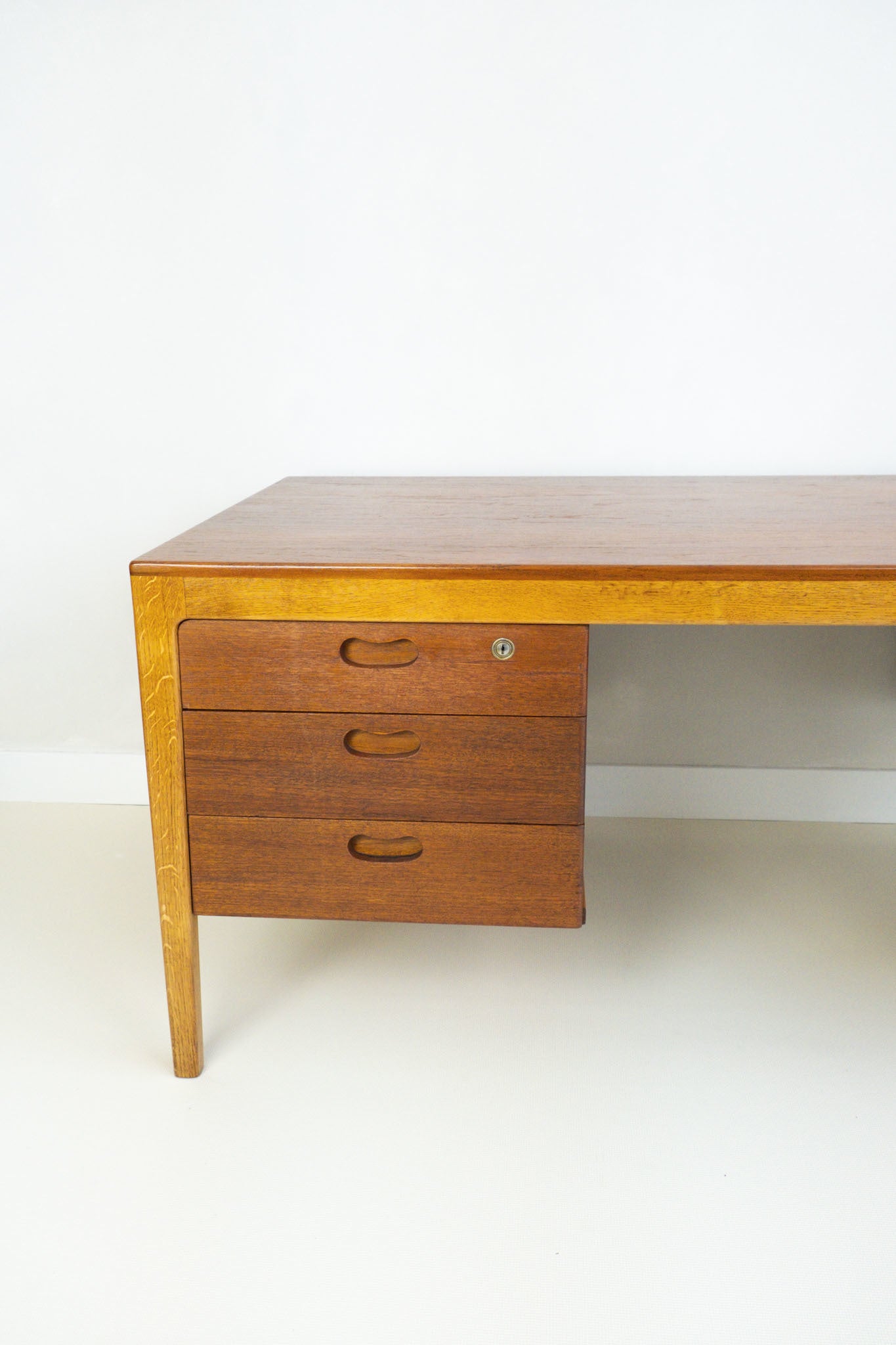 Groot organisch teak bureau Hartmut Lohmeyer voor Wilkhahn