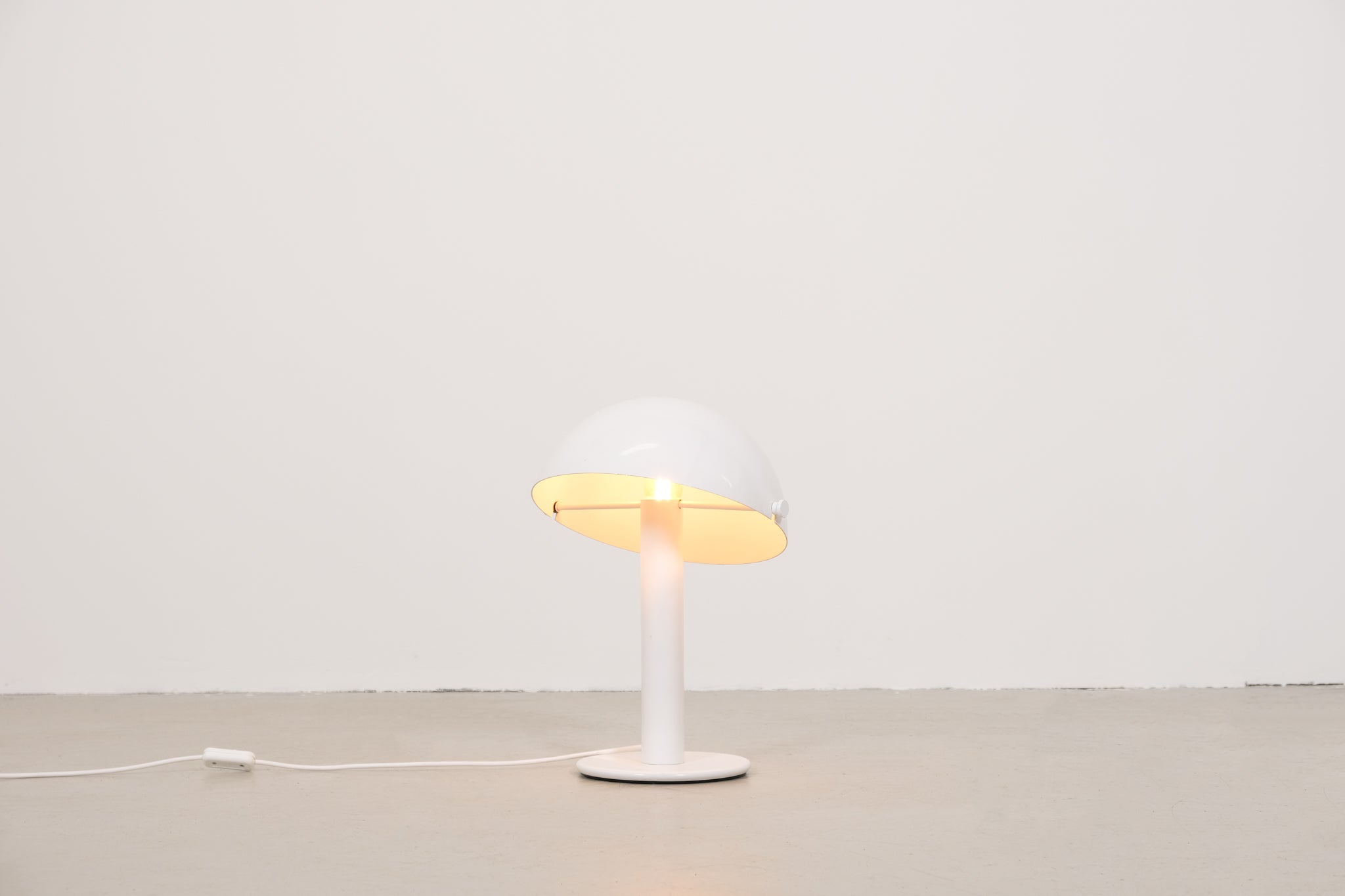 Metal mushroom table lamp