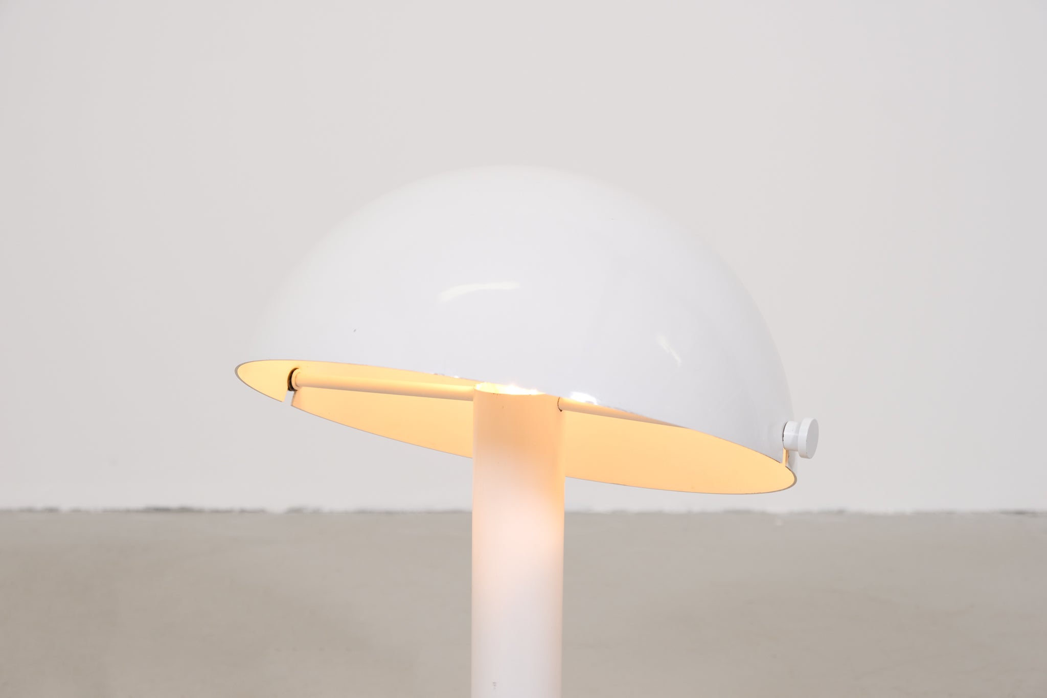 Metal mushroom table lamp