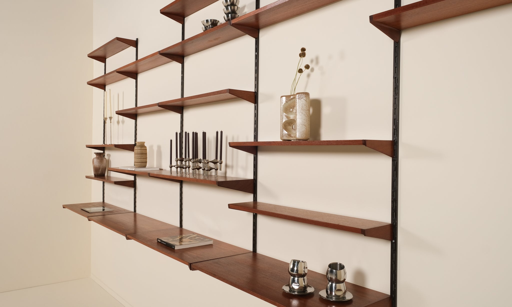 Wall unit with accessories