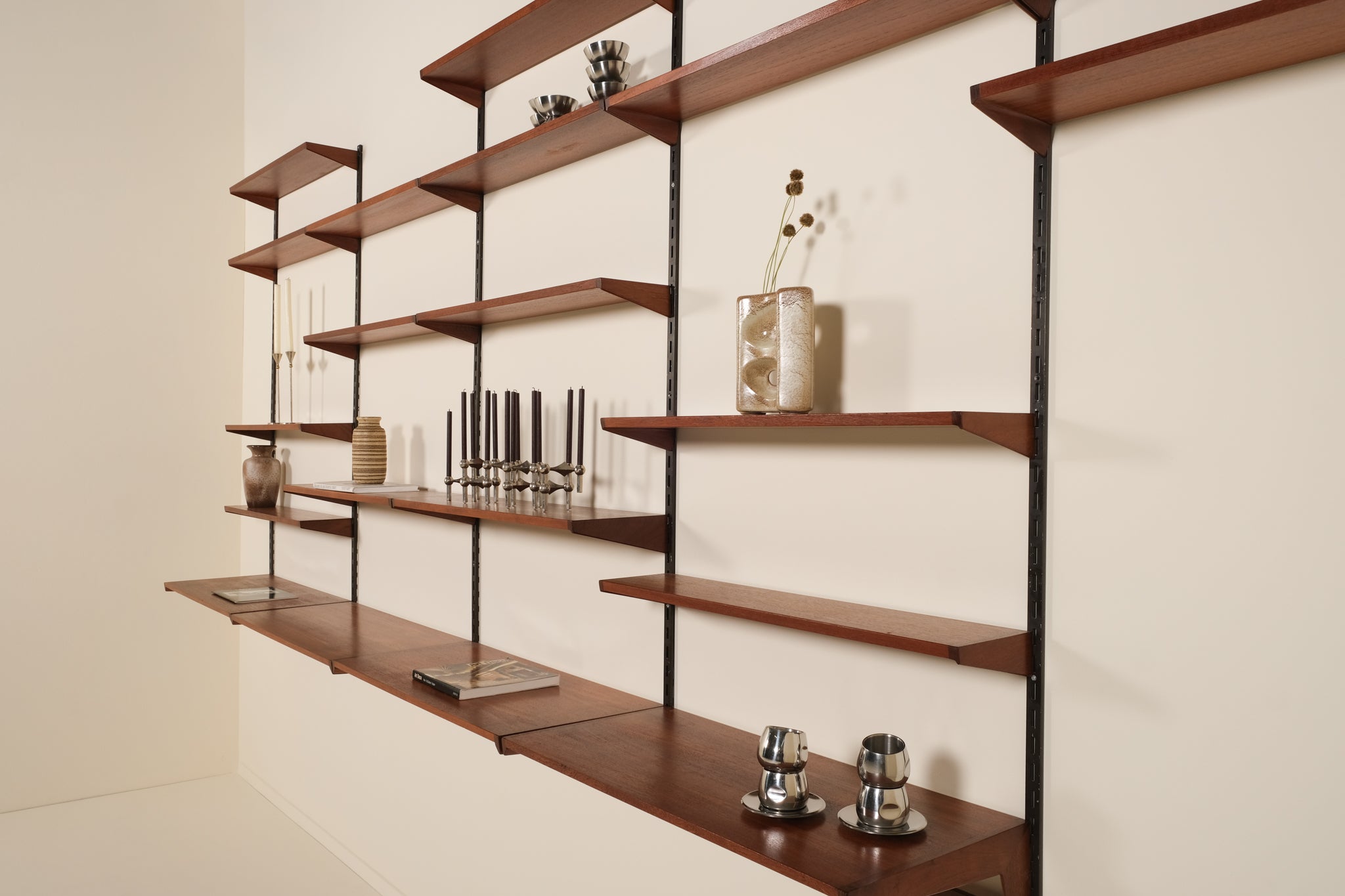 Wall unit with accessories