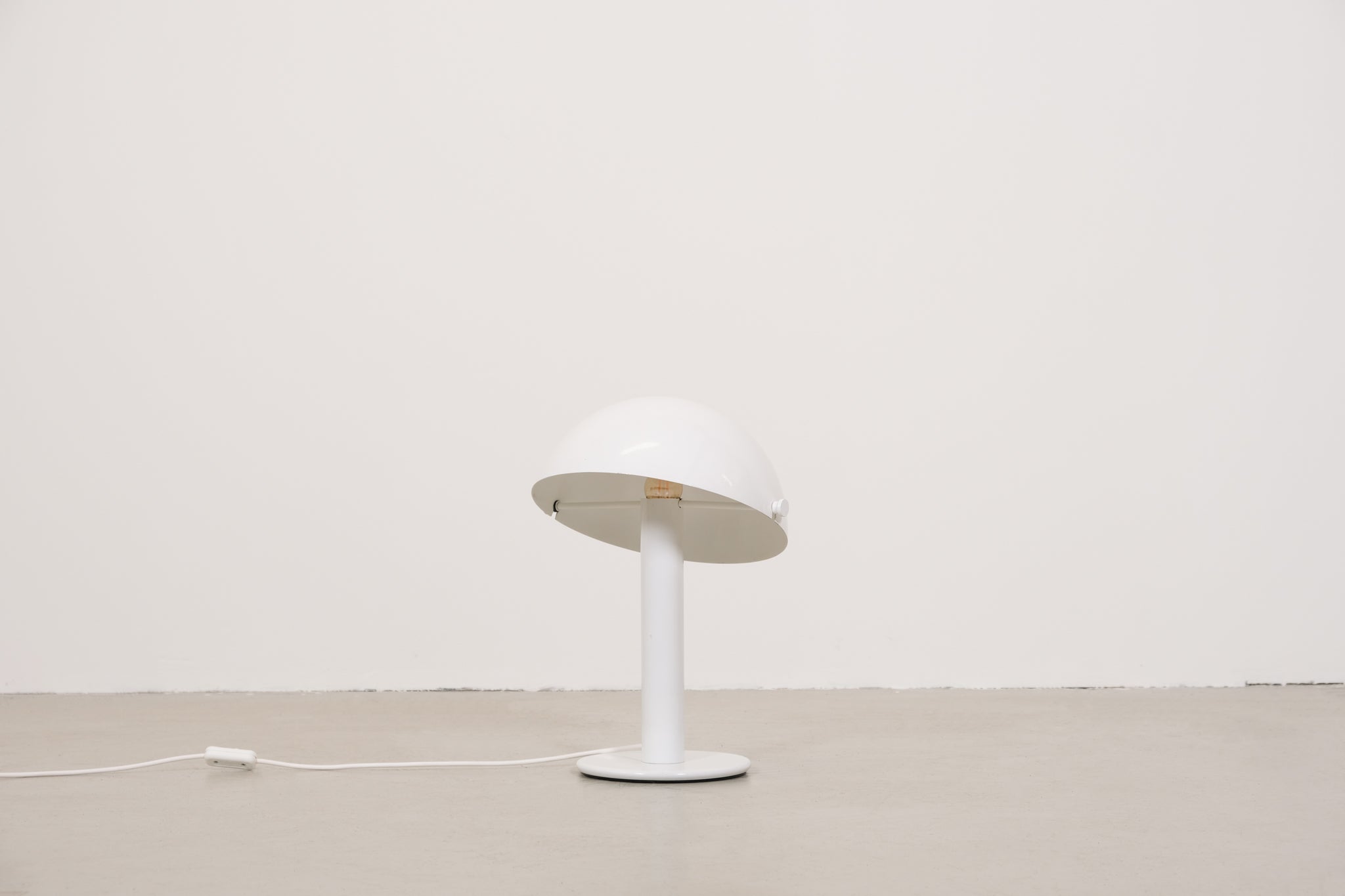 Metal mushroom table lamp